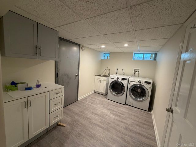 32 Montana Court, Syosset, NY 11791