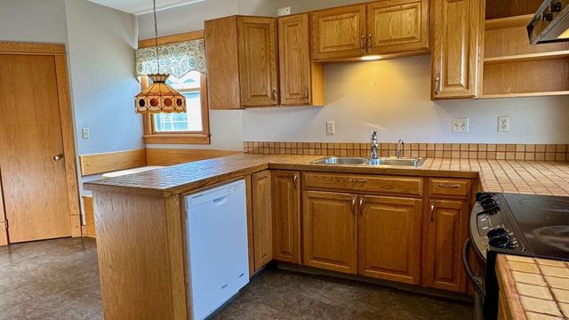112 7th Avenue S, Moorhead, MN 56560