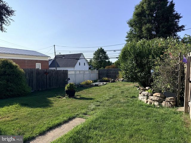 17 E MARKET ST, Jonestown, PA 17038