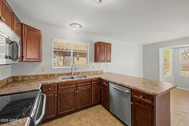 2922 E WOODLAND Drive, Phoenix, AZ 85048