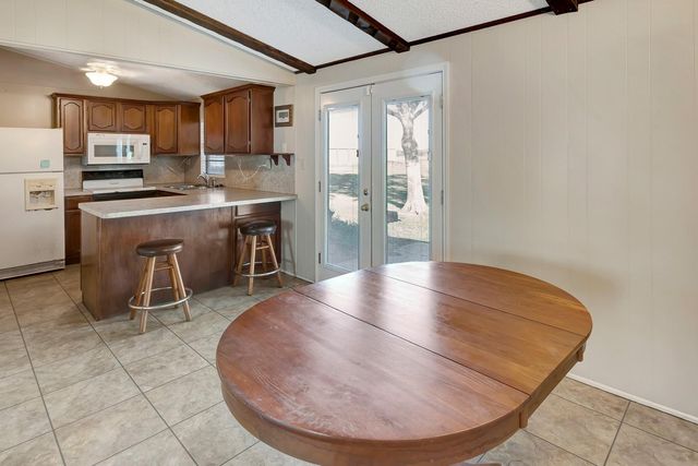 293 County Road 406, Edna, TX 77957