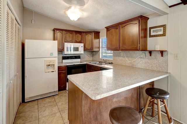 293 County Road 406, Edna, TX 77957