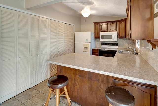 293 County Road 406, Edna, TX 77957