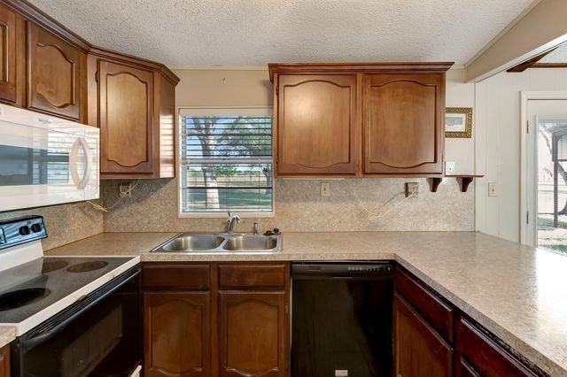 293 County Road 406, Edna, TX 77957