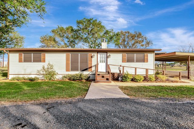 293 County Road 406, Edna, TX 77957