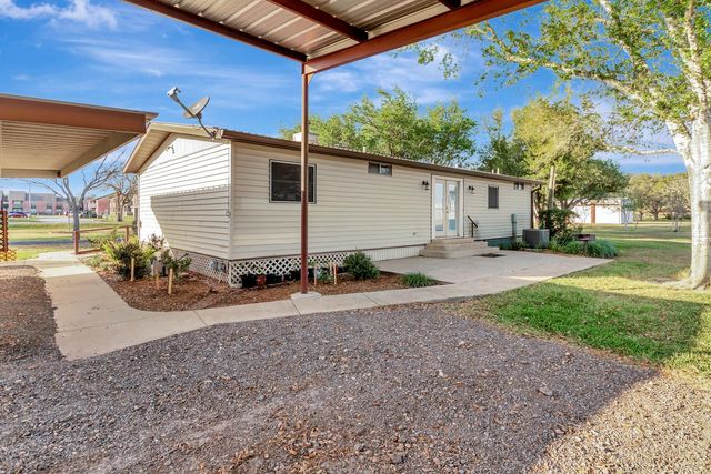 293 County Road 406, Edna, TX 77957