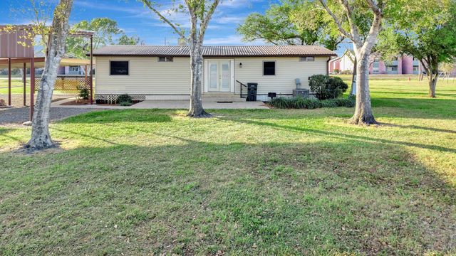 293 County Road 406, Edna, TX 77957