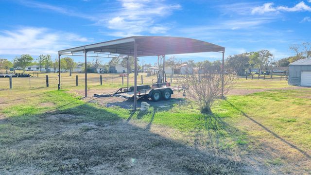 293 County Road 406, Edna, TX 77957