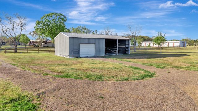 293 County Road 406, Edna, TX 77957