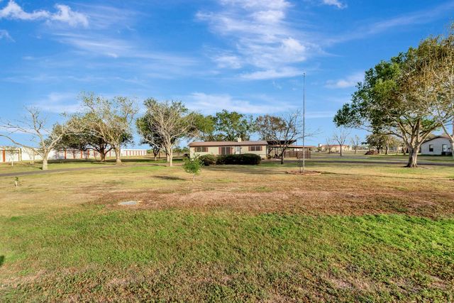 293 County Road 406, Edna, TX 77957