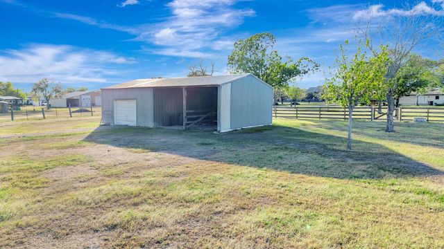 293 County Road 406, Edna, TX 77957