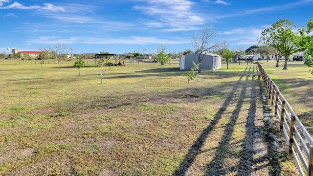 293 County Road 406, Edna, TX 77957