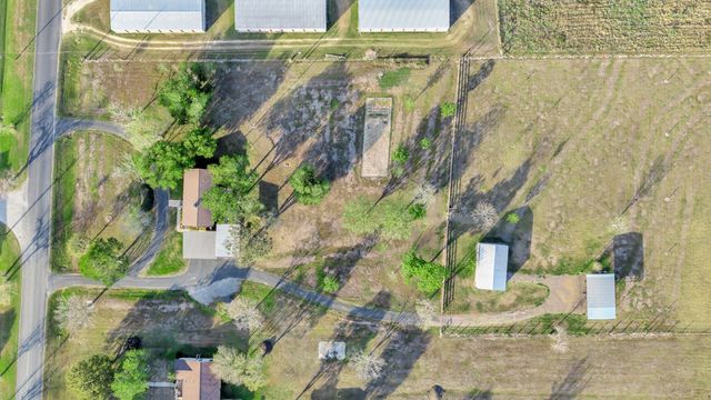 293 County Road 406, Edna, TX 77957