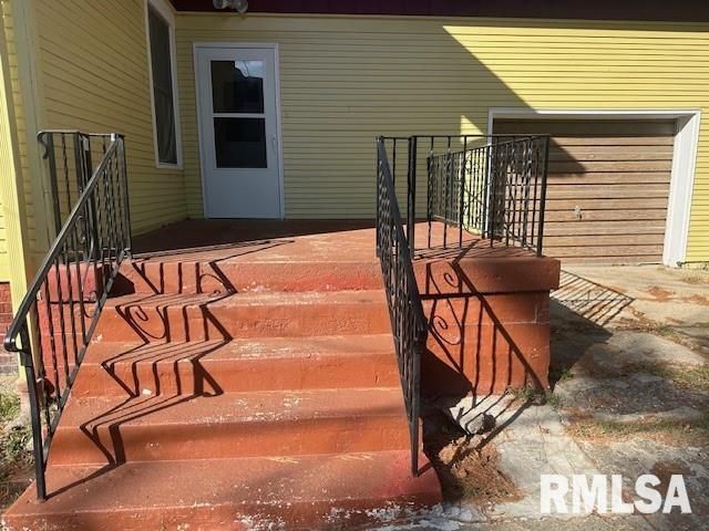 221 E ADAMS Street, Taylorville, IL 62568