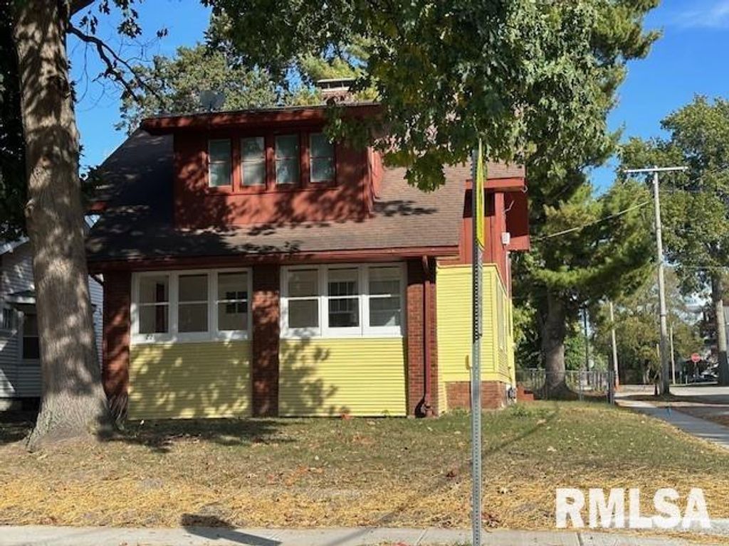 221 E ADAMS Street, Taylorville, IL 62568