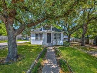 319 N Cochran Street, Bellville, TX 77418