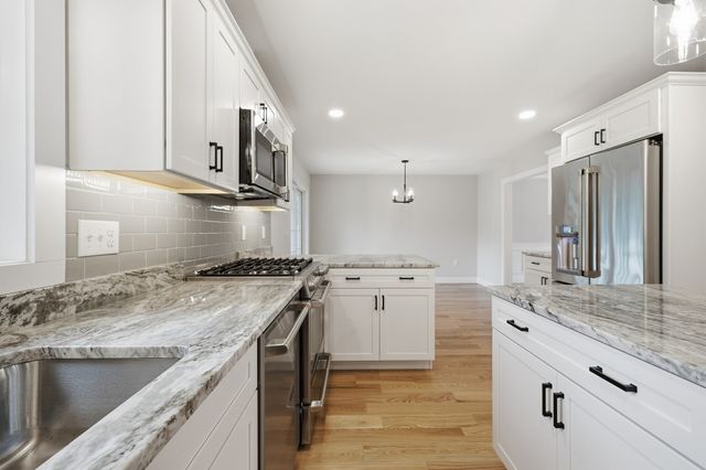 11 Hutchins Circle, Lynnfield, MA 01940