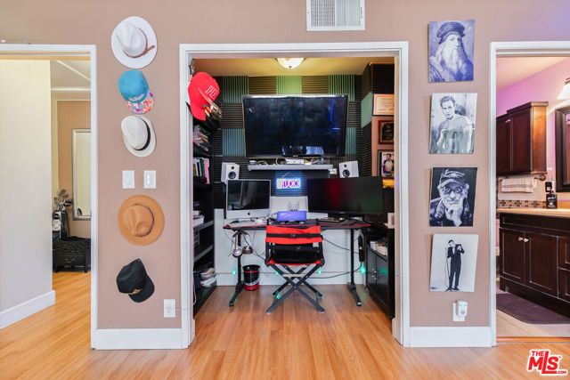 10817 Whipple Street 6, Studio City (los Angeles), CA 91602