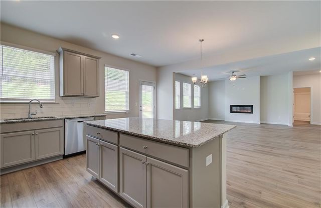 1807 Kingsmere Run Dr, Loganville, GA 30052