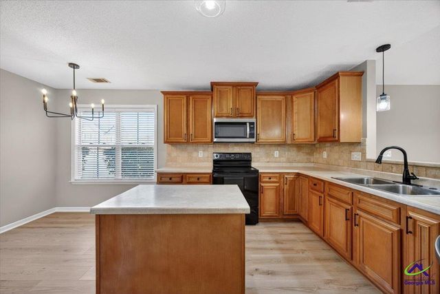 402 Latham Drive, Warner Robins, GA 31088