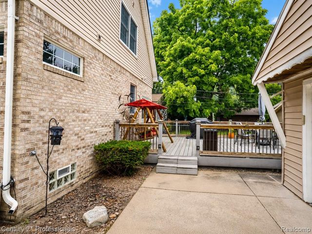 21819 Maple Street, Saint Clair Shores, MI 48081
