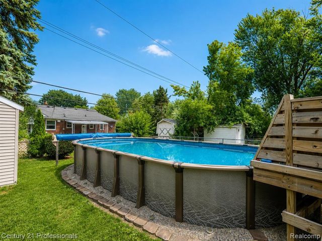 21819 Maple Street, Saint Clair Shores, MI 48081