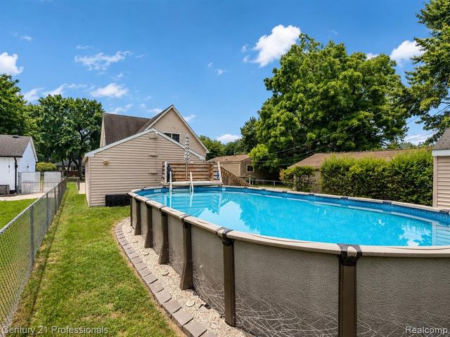 21819 Maple Street, Saint Clair Shores, MI 48081