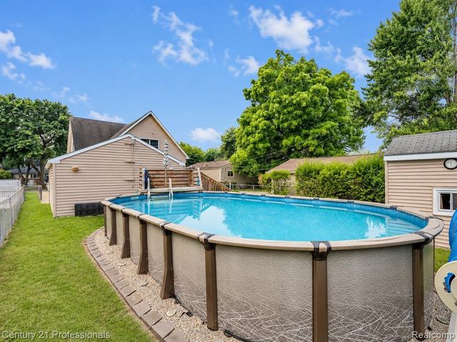 21819 Maple Street, Saint Clair Shores, MI 48081
