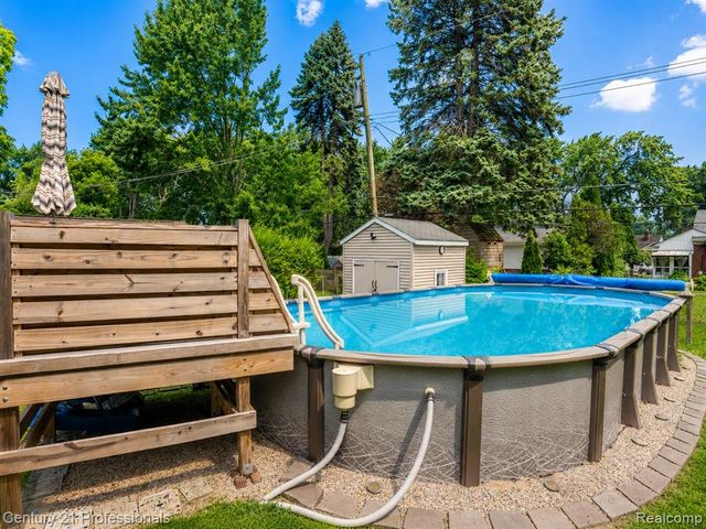 21819 Maple Street, Saint Clair Shores, MI 48081