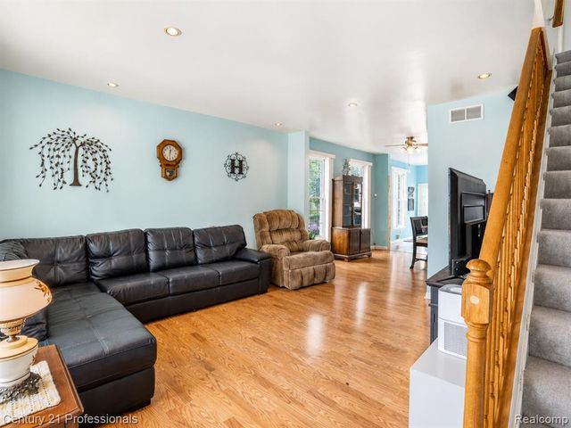 21819 Maple Street, Saint Clair Shores, MI 48081
