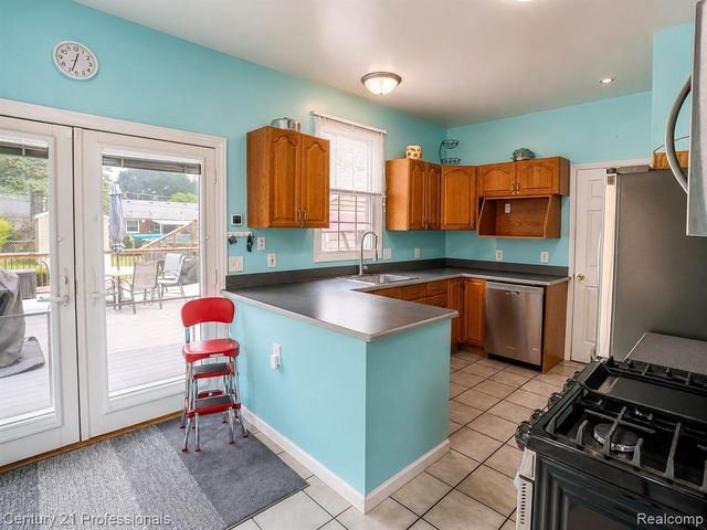 21819 Maple Street, Saint Clair Shores, MI 48081