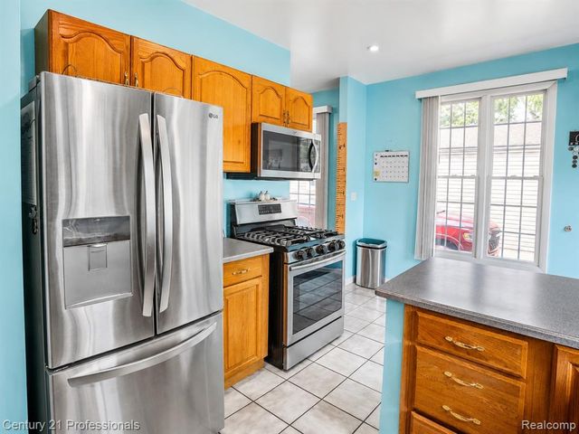 21819 Maple Street, Saint Clair Shores, MI 48081