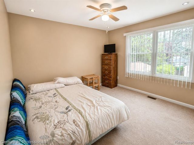 21819 Maple Street, Saint Clair Shores, MI 48081