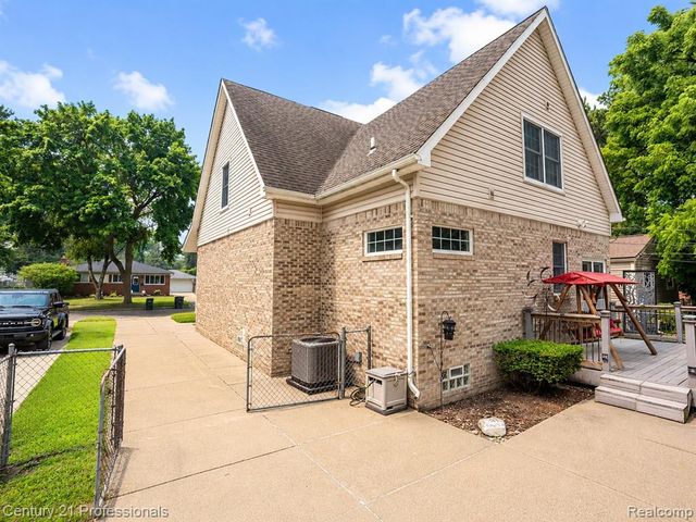 21819 Maple Street, Saint Clair Shores, MI 48081