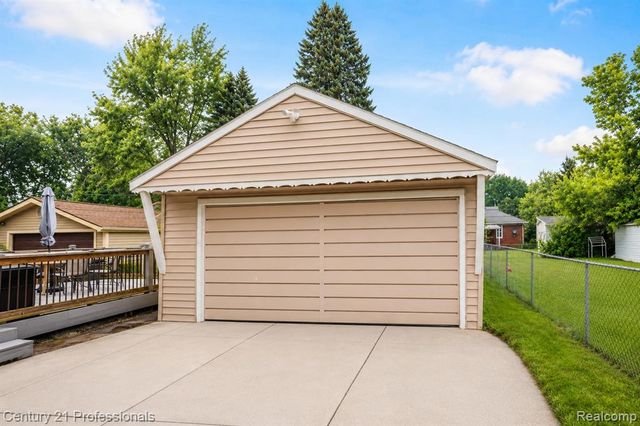 21819 Maple Street, Saint Clair Shores, MI 48081