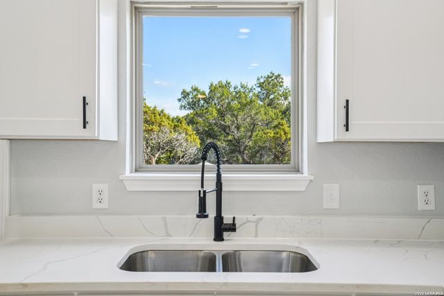 118 Matt Dillon Dr, Bandera, TX 78003