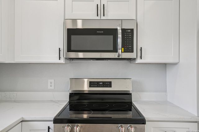 118 Matt Dillon Dr, Bandera, TX 78003