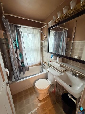 618 W 13th St Street, Sioux Falls, SD 57104