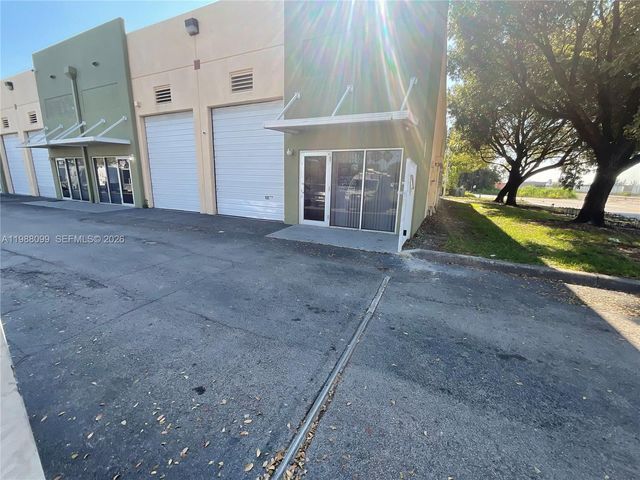 10601 NW 122nd St 13, Medley, FL 33178