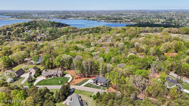 788 Blackberry Ridge Rd, Lenoir City, TN 37772