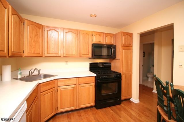 37 Maple Ln, Mount Arlington Boro, NJ 07856