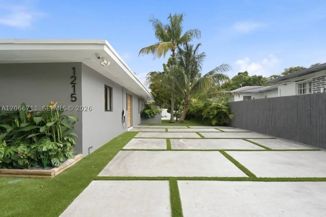 1215 NE 110th St, Miami, FL 33161