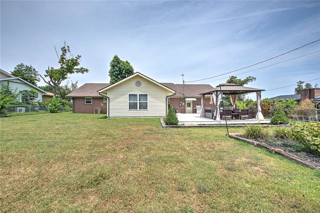 1104 Pine Street, Rogers, AR 72756
