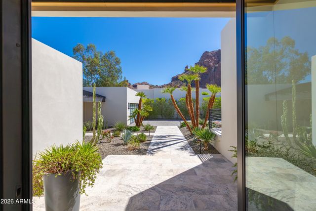 5724 N ECHO CANYON Drive, Phoenix, AZ 85018