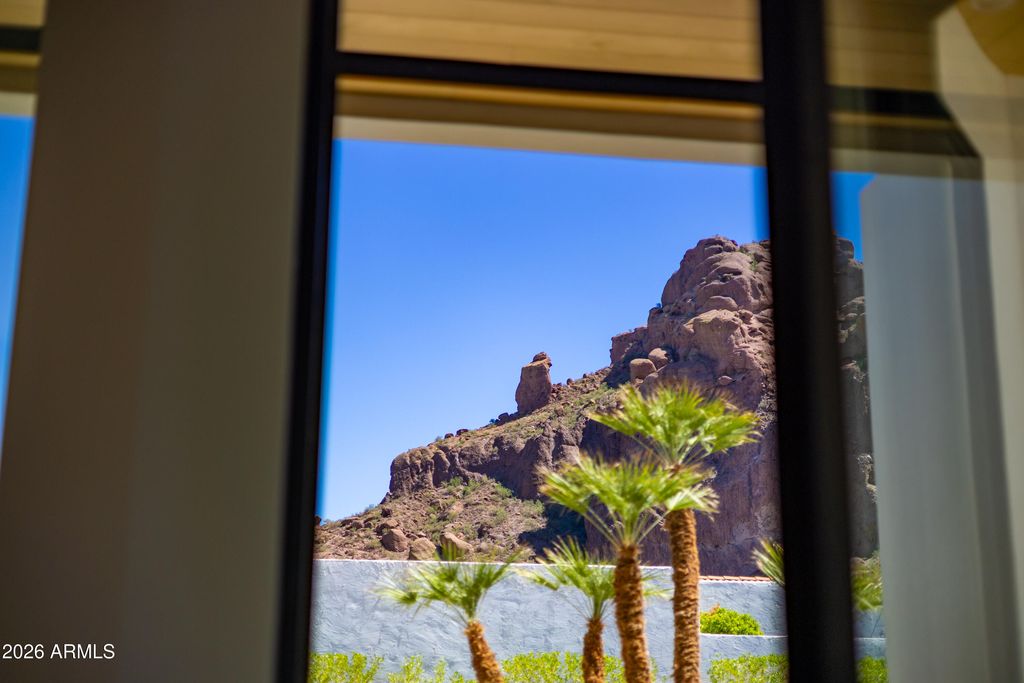 5724 N ECHO CANYON Drive, Phoenix, AZ 85018 — exterior