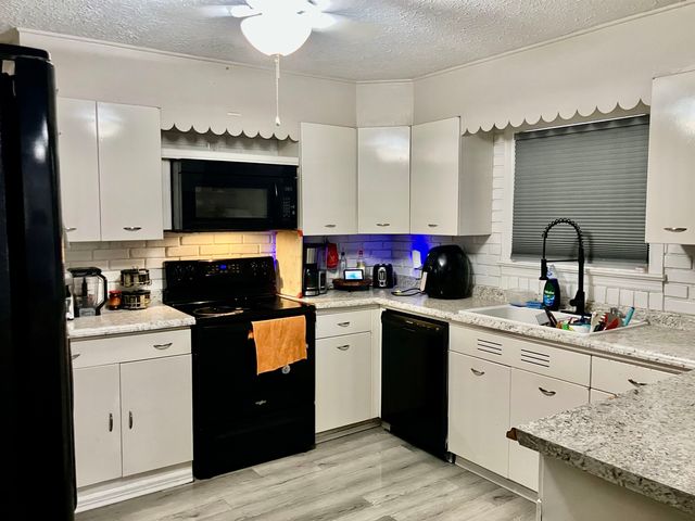 1927 S Chautauqua Ave, Wichita, KS 67211