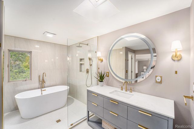 2189 Colony Club Court, West Bloomfield Charter Township, MI 48322