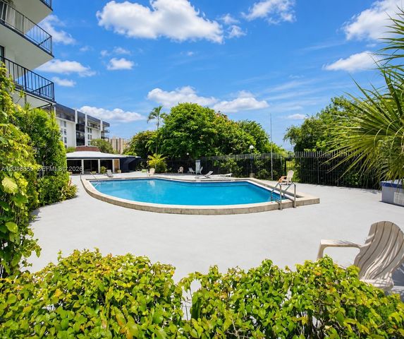 9682 Fontainebleau Boulevard 203, Miami, FL 33172