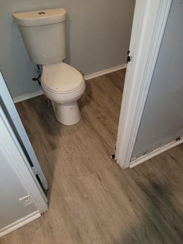 913 Camelot Court, Blue Springs, MO 64015