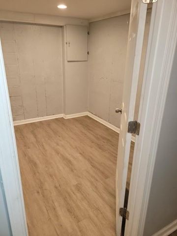 913 Camelot Court, Blue Springs, MO 64015